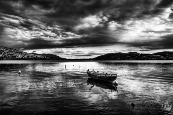 Barco de pesca tradicional na hora do pôr do sol no lago — Fotografia de Stock