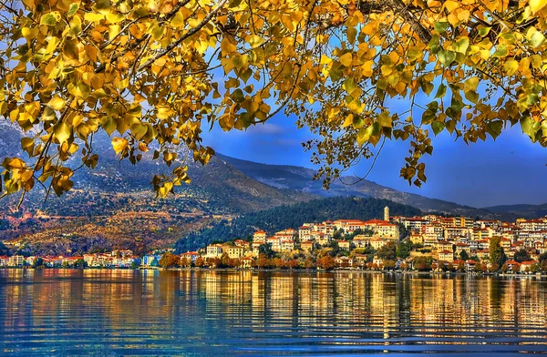 Пейзаж осенью, вид на город с голубым небом Стоковое Фото