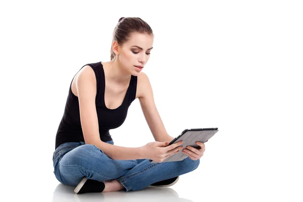 Adolescente chica usando una tableta — Foto de Stock