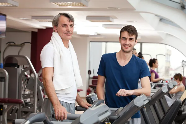 Tělocvik, mladý muž a jeho otec — Stock fotografie