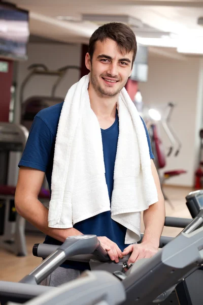Genç adam spor salonunda antrenman yapıyor. — Stok fotoğraf