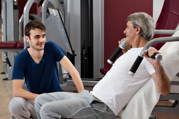 Gym träning, ung man och hans far — Stockfoto