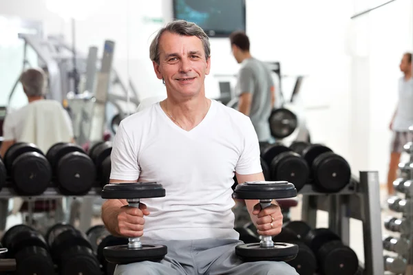 Człowiek treningu w siłowni — Zdjęcie stockowe