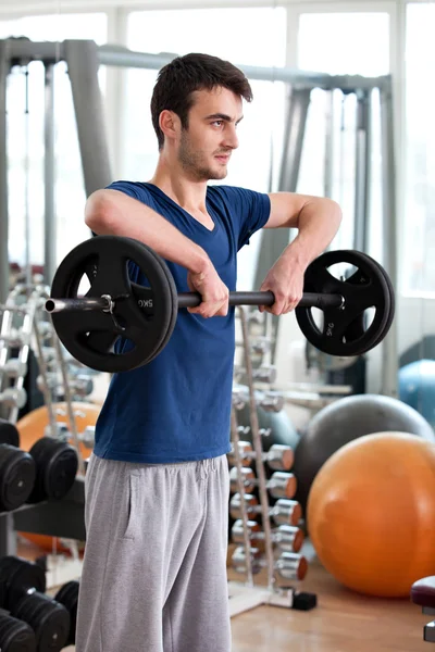 Mladý muž trénink v tělocvičně — Stock fotografie