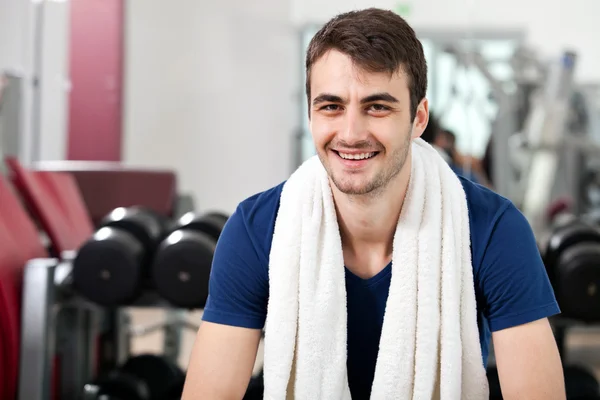 Junger Mann trainiert im Fitnessstudio — Stockfoto