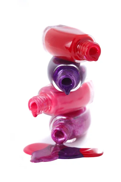 Цветной лак для ногтей, разливающийся из бутылок — стоковое фото