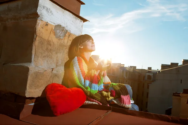 Светлая девушка на крыше — стоковое фото