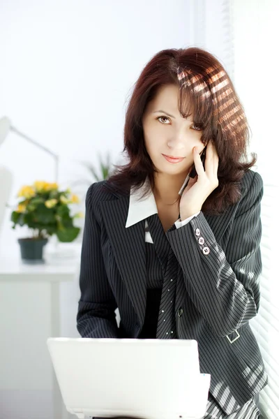 Mulher de negócios fala ao telefone — Fotografia de Stock