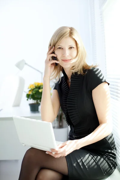 Affärskvinna på arbetsplatsen — Stockfoto