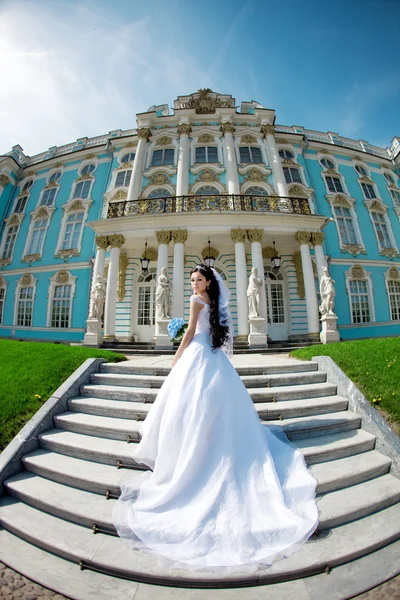 Πολυτελή νύφη κοντά παλάτι — Φωτογραφία Αρχείου
