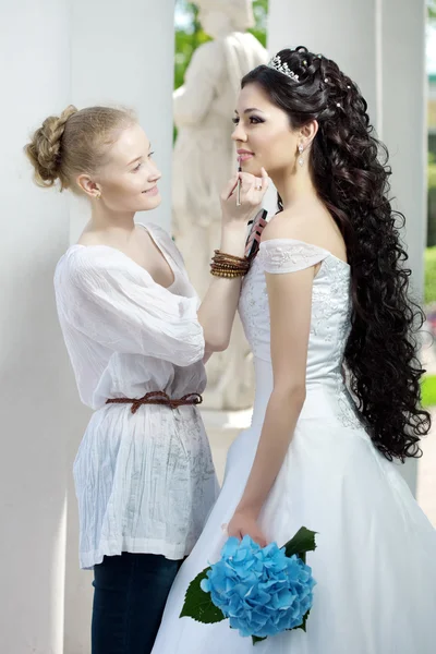 Stylist takes care of the bride — Stock Photo, Image