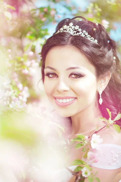 Bella sposa in un giardino fiorito — Foto Stock