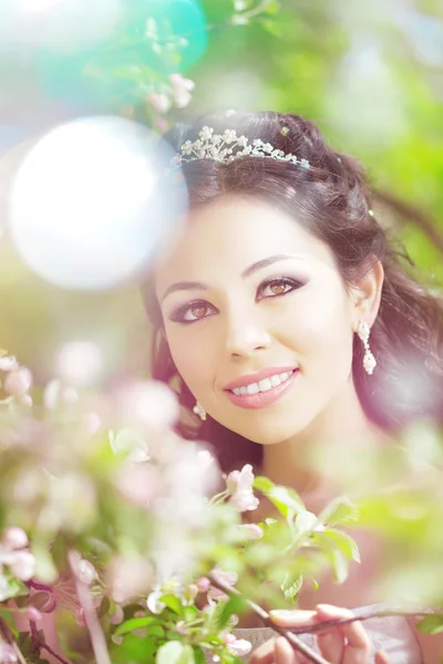 Bella sposa in un giardino fiorito — Foto Stock