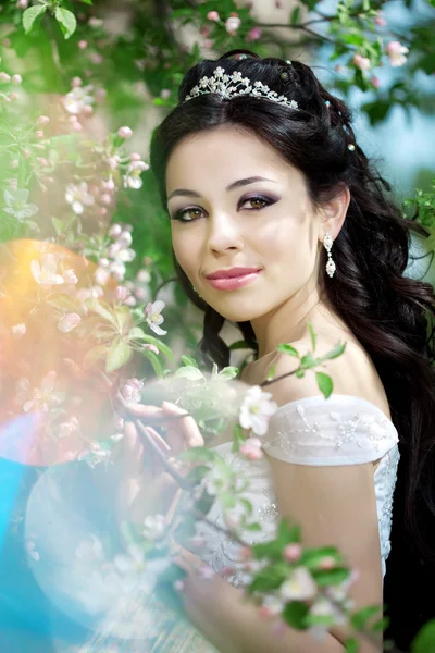 Schöne Braut in einem blühenden Garten — Stockfoto