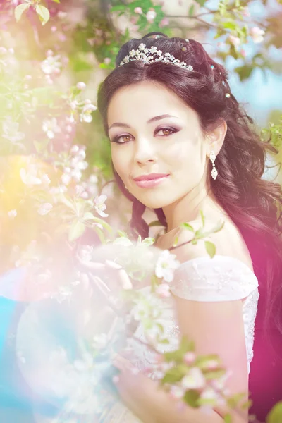 Hermosa novia en un jardín floreciente — Foto de Stock