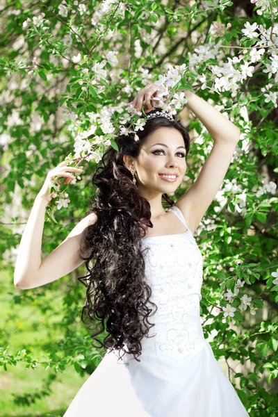 Krásná nevěsta v kvetoucí zahradě — Stock fotografie
