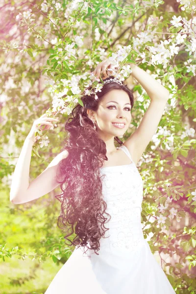 Mooie bruid in een bloeiende tuin — Stockfoto
