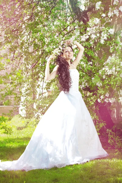 Красивая невеста в цветущем саду — стоковое фото