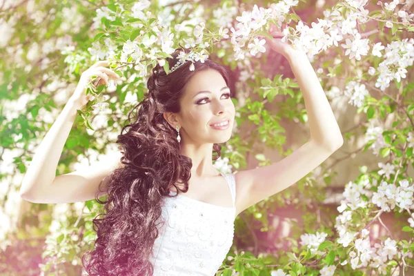 Schöne Braut in einem blühenden Garten — Stockfoto