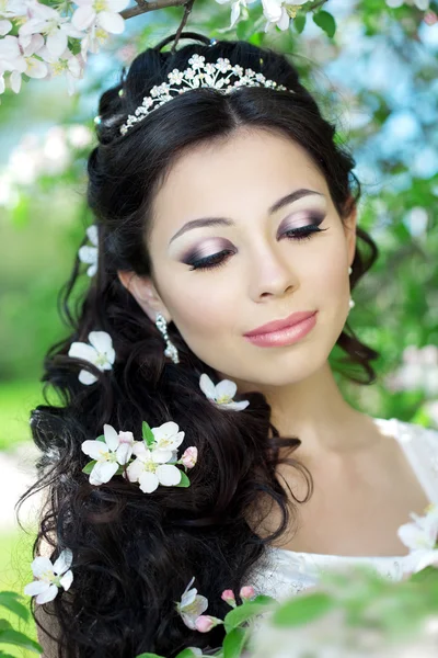 Gyönyörű menyasszony egy virágzó kert — Stock Fotó