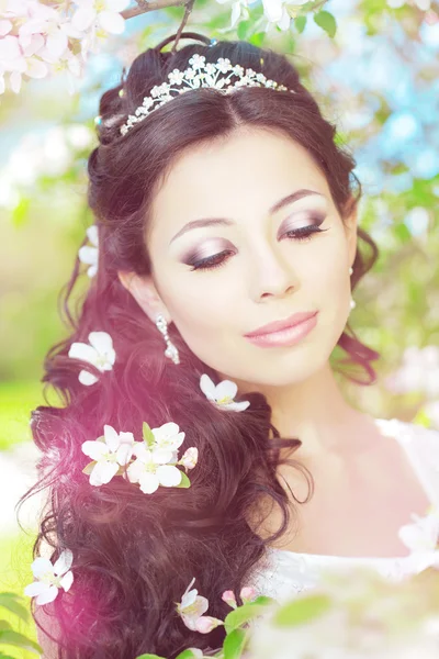 Красива наречена в квітучому саду — стокове фото