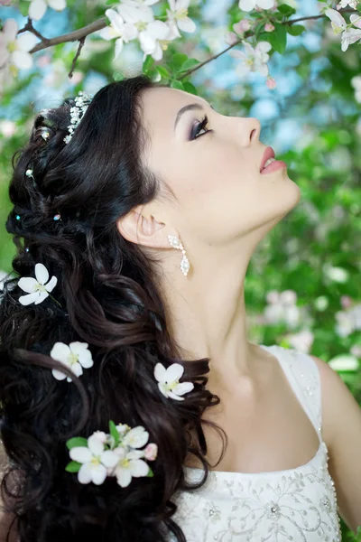 Belle mariée dans un jardin fleuri — Photo