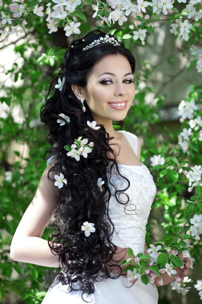 美丽的新娘在盛开的花园 — 图库照片