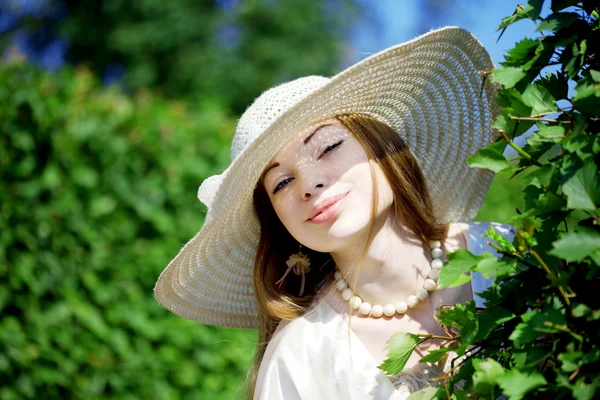 Красивая девушка в летнем парке — стоковое фото