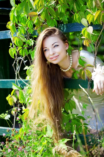 Mooi meisje in een zomer park — Stockfoto