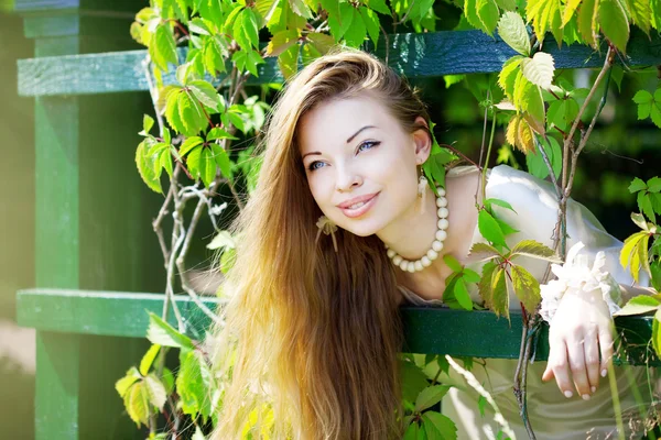 Menina bonita em um parque de verão — Fotografia de Stock
