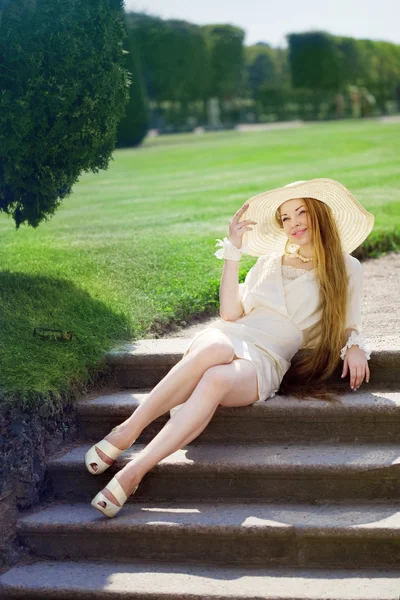Menina bonita em um parque de verão — Fotografia de Stock
