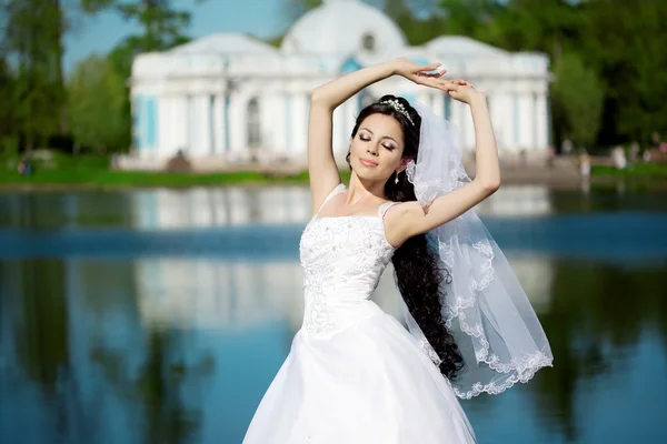Luxusní nevěsty poblíž palace — Stock fotografie