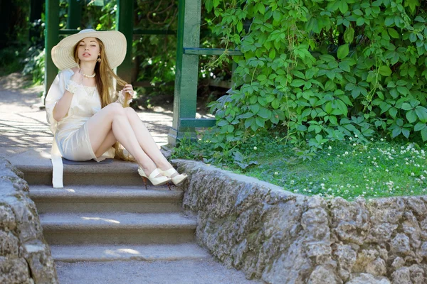 Schöne Mädchen in einem Sommerpark — Stockfoto