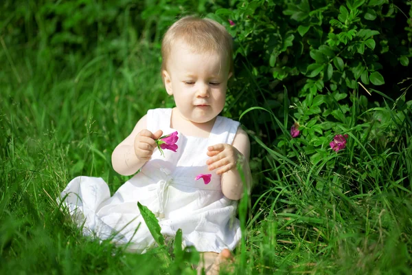 緑の芝生に小さなかわいい女の子 — ストック写真