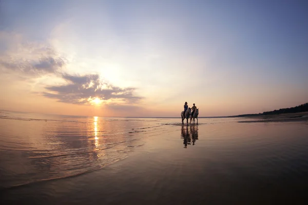 No amor ao pôr-do-sol no mar — Fotografia de Stock