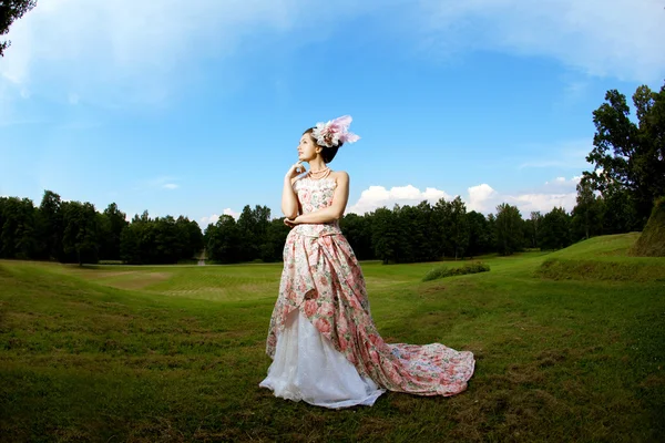 Principessa in un abito vintage in natura — Foto Stock