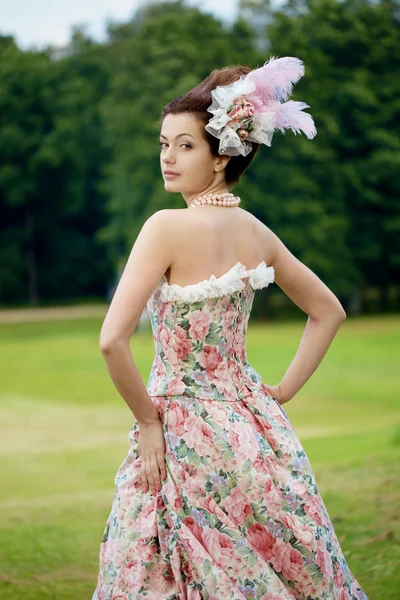 自然の中でヴィンテージのドレスの王女 — ストック写真