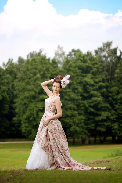 Принцесса в винтажном платье на природе — стоковое фото