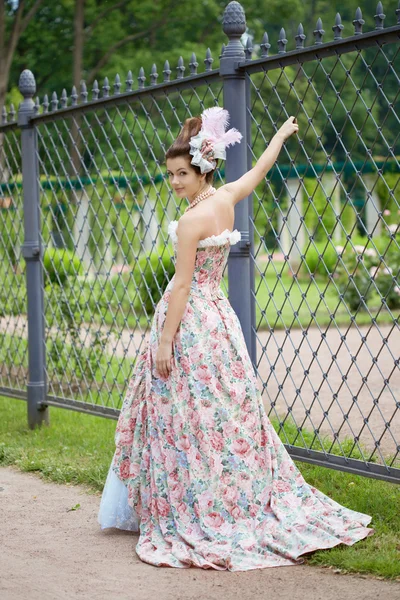 Princesa em um vestido vintage na natureza — Fotografia de Stock