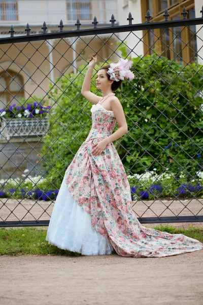 Prinses in een vintage kleding in de natuur — Stockfoto