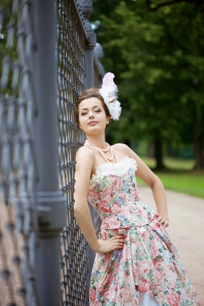 Prinsessan i en vintage klänning i naturen — Stockfoto