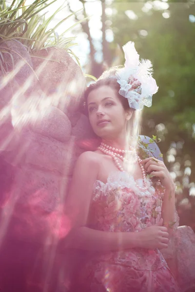 Prinses in een vintage kleding in de natuur — Stockfoto