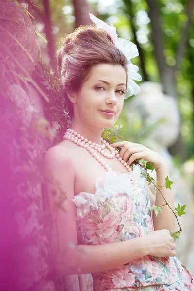 Prinzessin im Vintage-Kleid in der Natur — Stockfoto