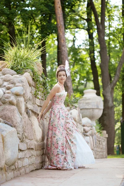 Принцеса в вінтажній сукні на природі — стокове фото