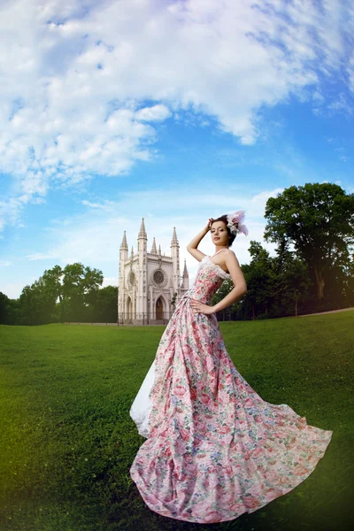 Księżniczka w starodawny sukienka przed magicznego zamku — Zdjęcie stockowe