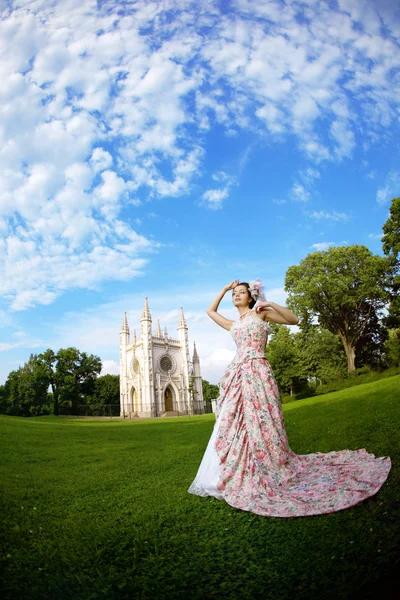 魔法の城の前にヴィンテージのドレスの王女 — ストック写真