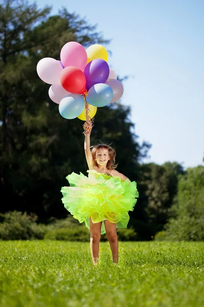 Com um monte de balões nas mãos — Fotografia de Stock