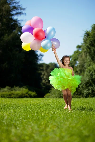 Ñhild con un montón de globos en sus manos —  Fotos de Stock