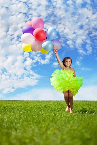 Hild mit einem Bündel Luftballons in der Hand — Stockfoto