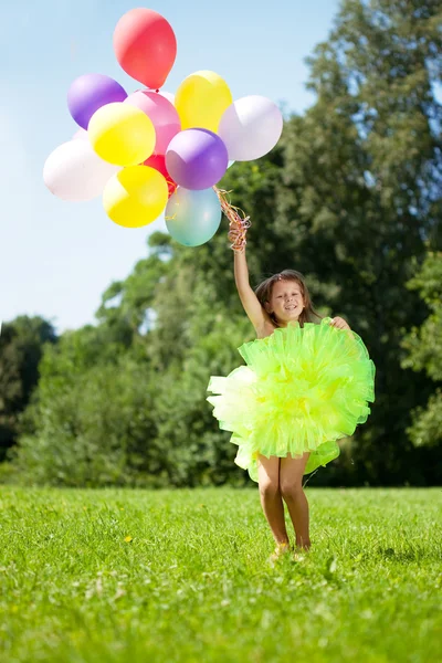 Hild mit einem Bündel Luftballons in der Hand — Stockfoto